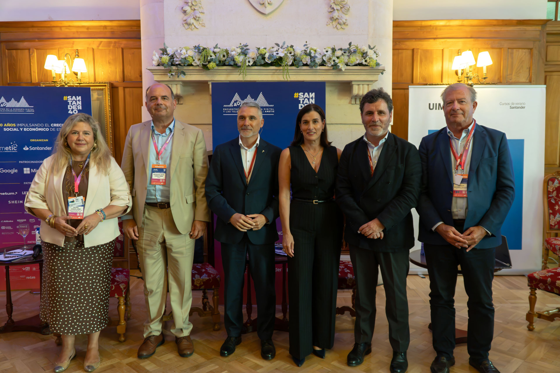 Participantes en el foro de Ciudades Inteligentes de AMETIC celebrado en Santander