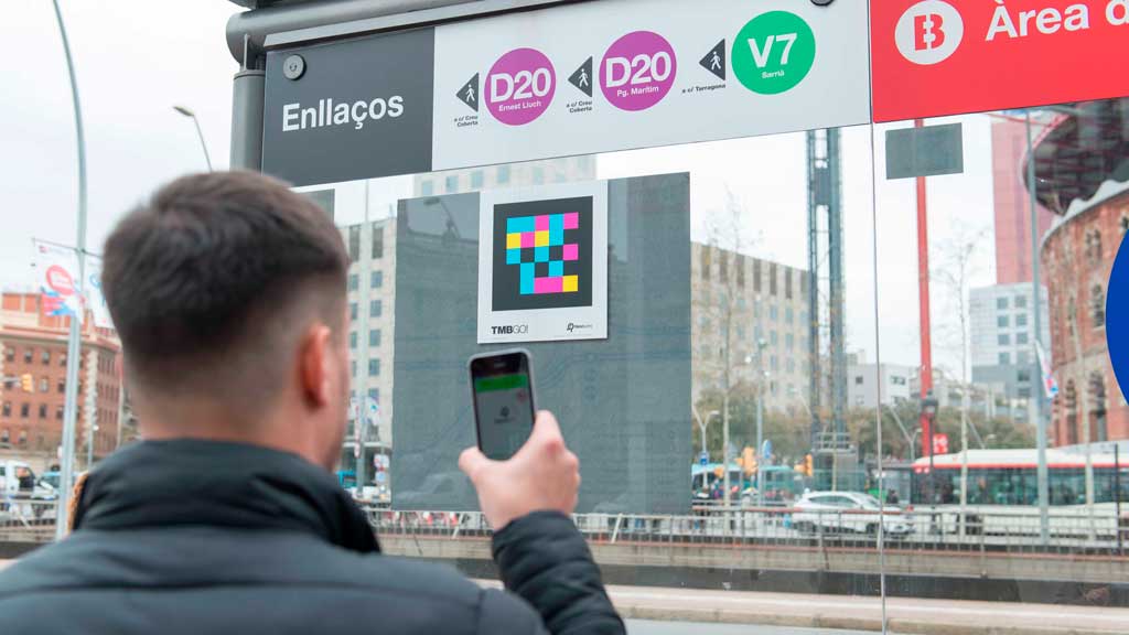 Barcelona, primera ciudad en señalizar todo el metro y los autobuses con etiquetas inteligentes