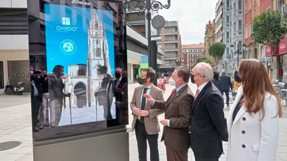 Oviedo instala 5 mupis digitales en sustitución de los tradicionales de papel