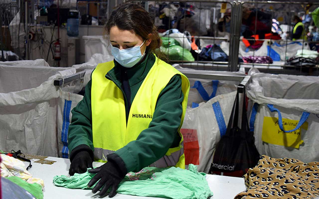 Los contenedores de Humana recuperan 18.300 toneladas de textil usado en España en 2021