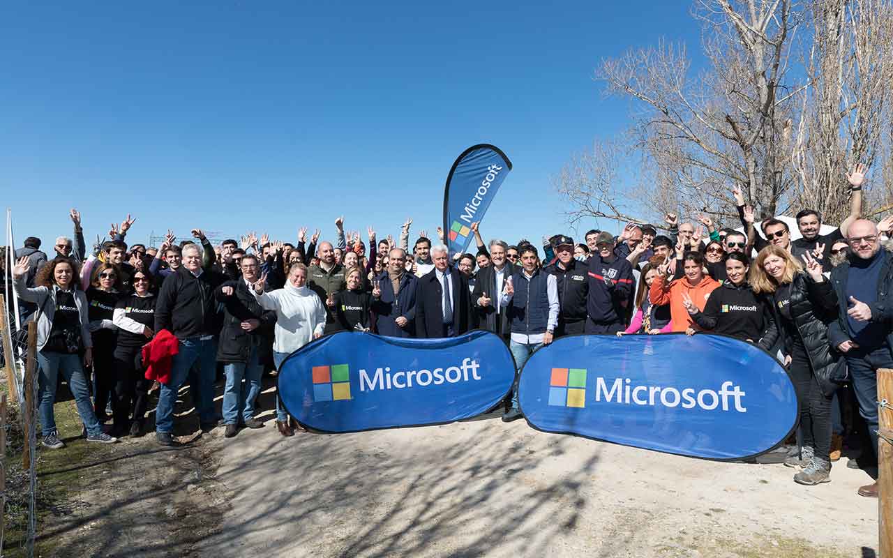 Microsoft, en su compromiso por la sostenibilidad medioambiental, planta 2.000 árboles en San Sebastián de los Reyes, Madrid