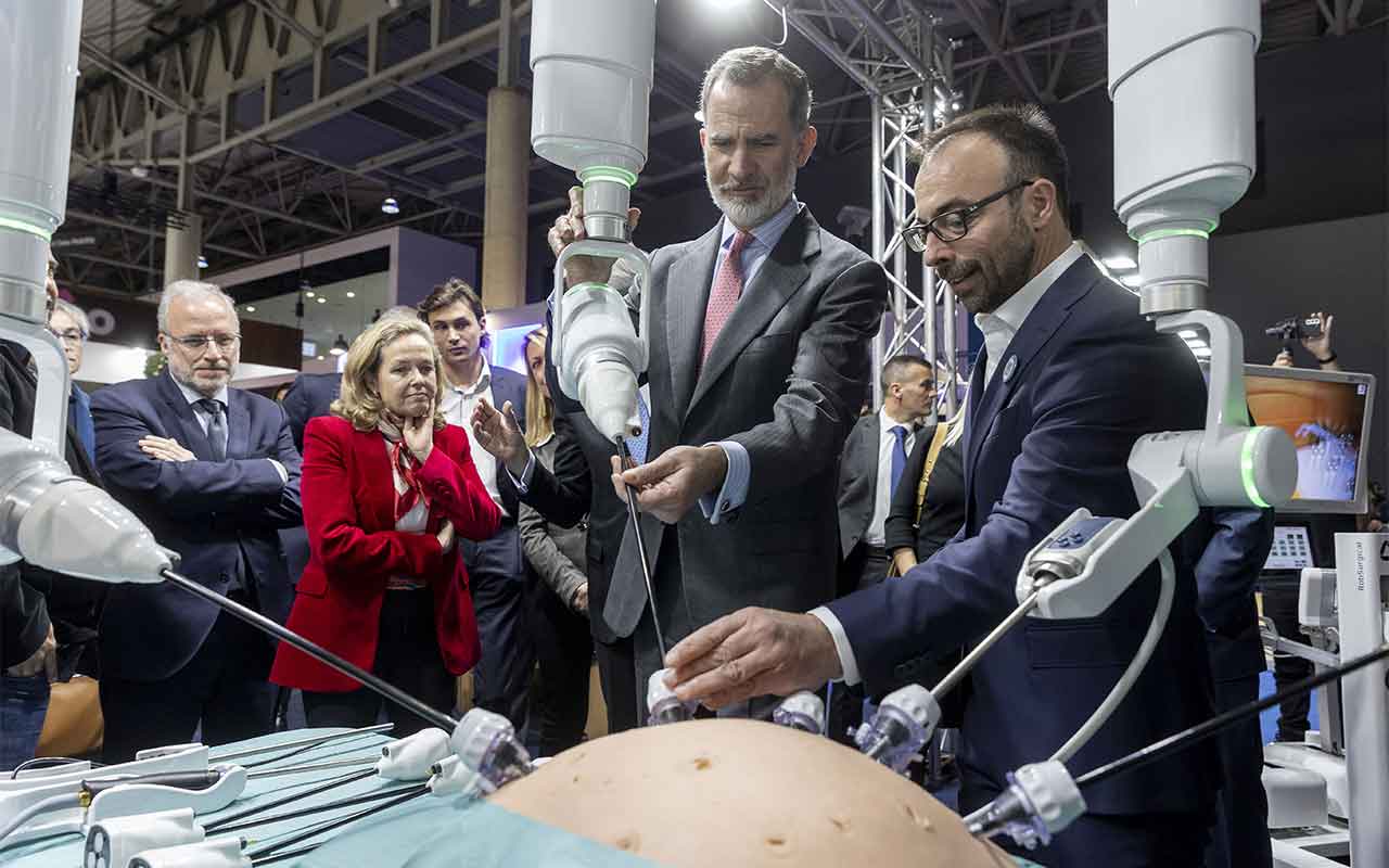 Rob Surgical presenta su robot de cirugía híbrida
