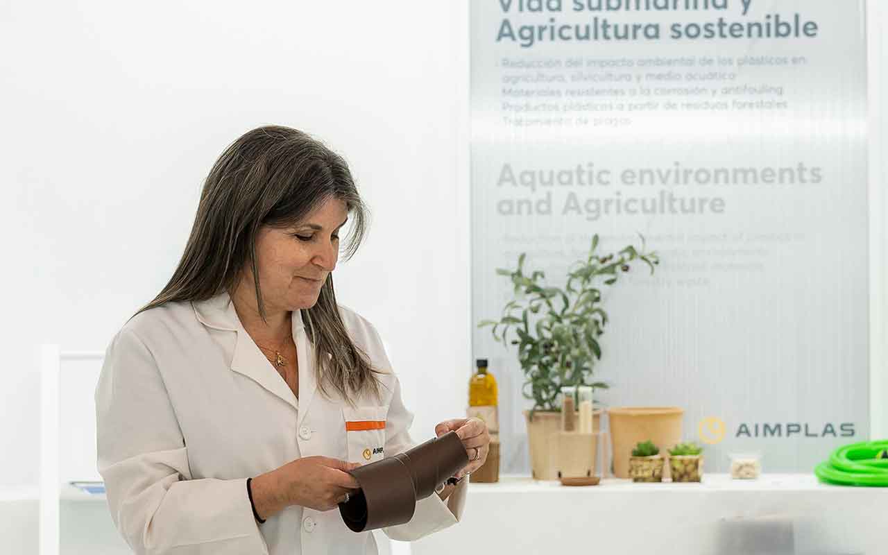 Cajas de plástico compostables para las botellas de vino a partir de los restos de la vid