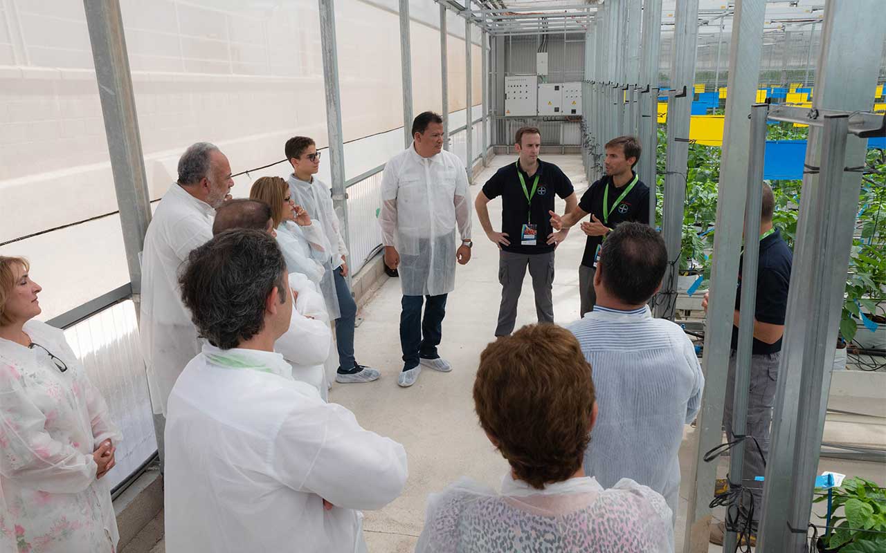 El ministro de Agricultura de República Dominicana visita el centro de I+D de Bayer en San Nicolás, Almería