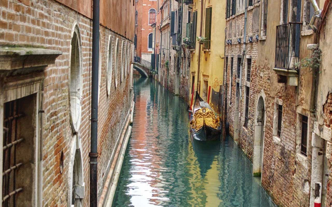 Venice bans megaphones and groups of more than 25 people