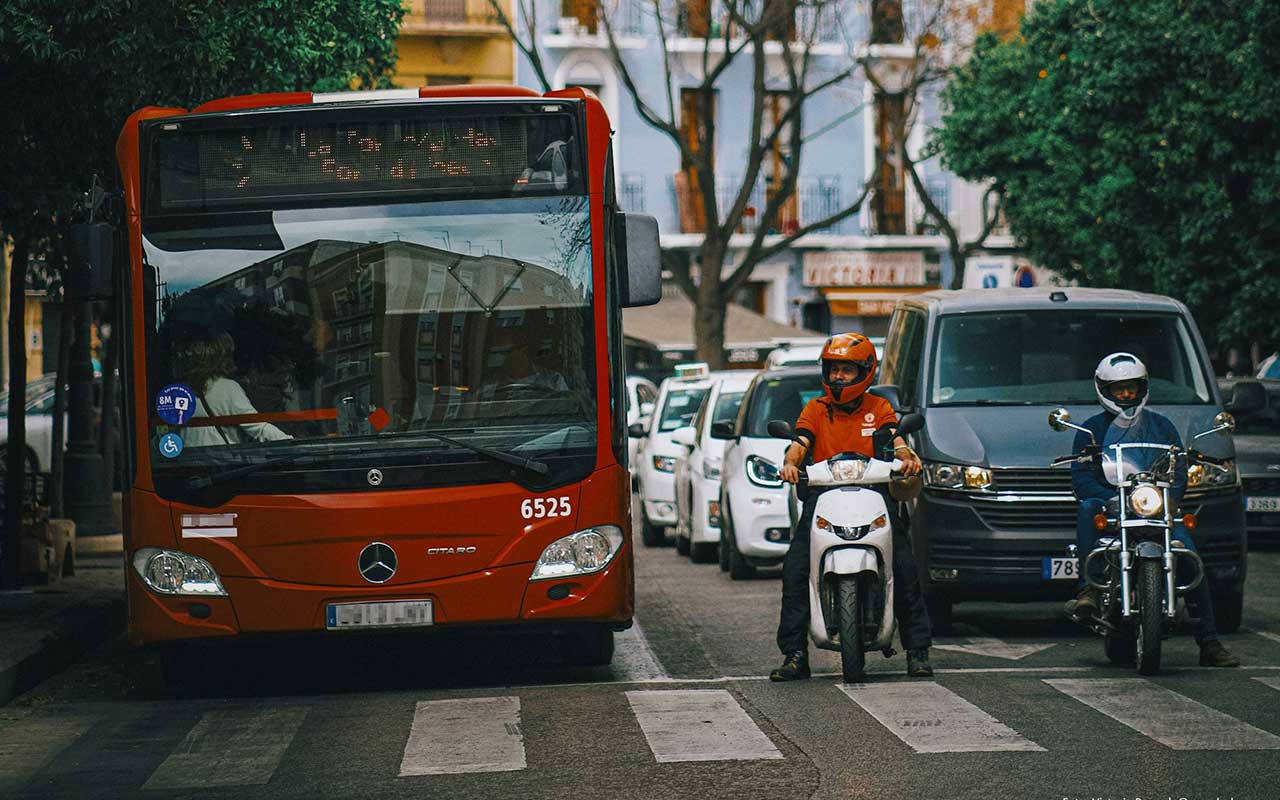 Los españoles no quieren más badenes y piensan que la separación entre carriles debería mejorar