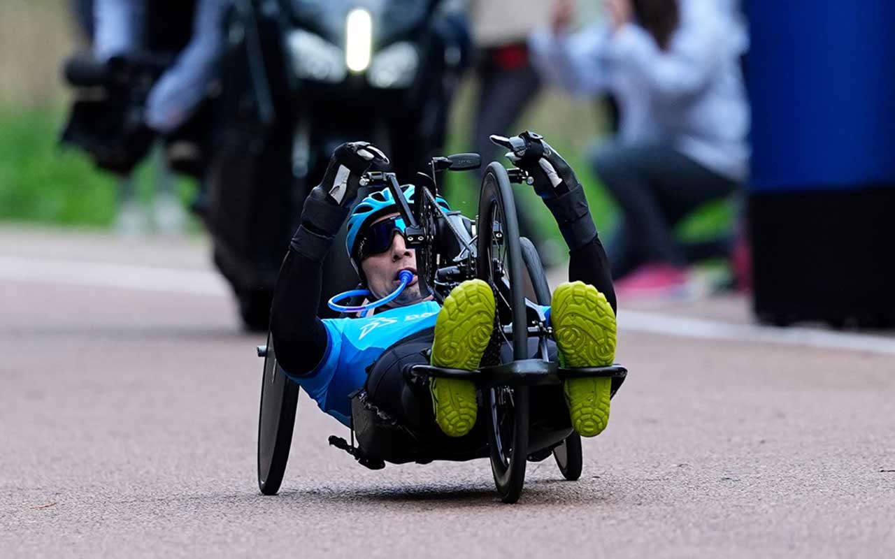 Un empleado de Dassault Systèmes logra un Récord GUINNESS™ Mundial en paraciclismo, marcando un hito en movilidad inclusiva