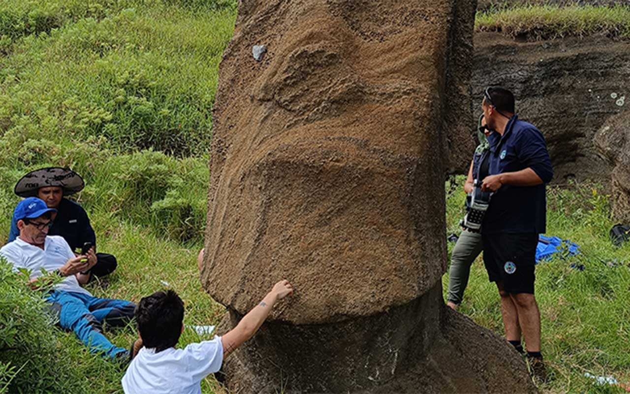 Investigadores de la UB viajan a la isla de Pascua para estudiar el estado de conservación de los moáis tras el incendio de 2022