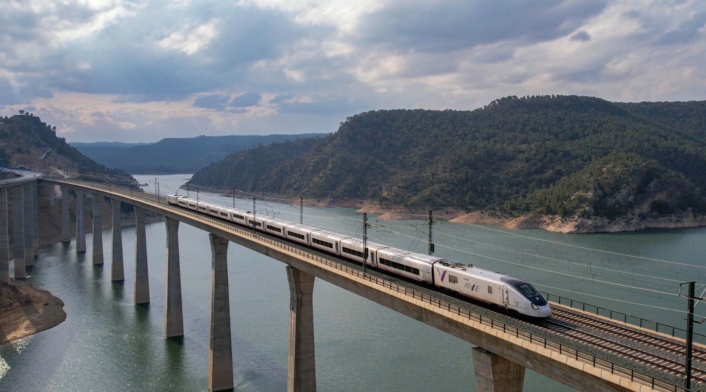 Telefónica amplía y renueva el mantenimiento del servicio de cardioprotección de Renfe hasta 2027