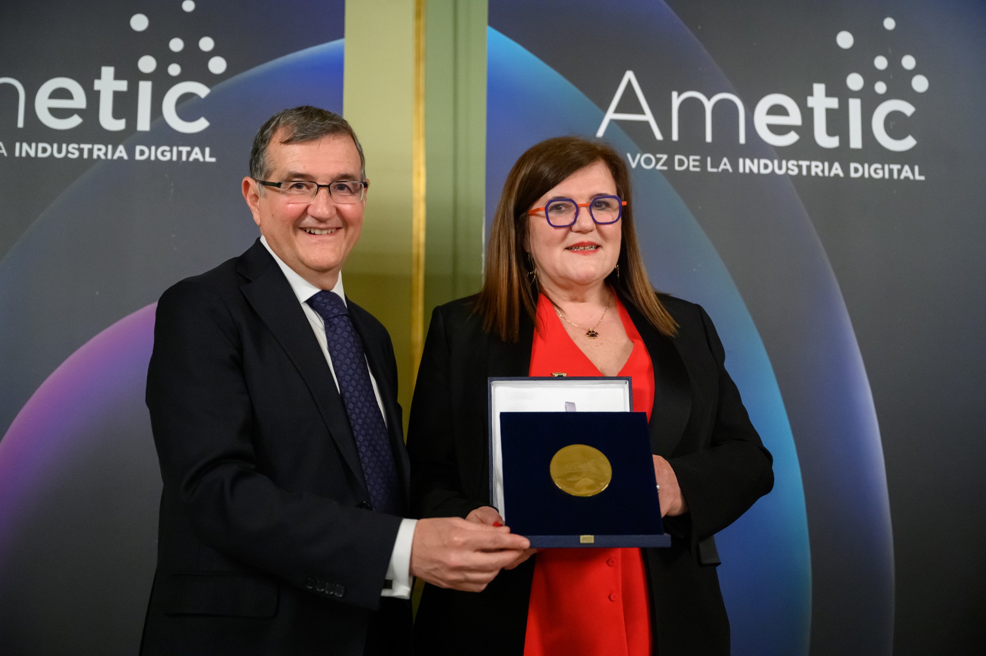 AMETIC distingue a Teresa Riesgo con la XII Medalla de Oro por consolidar la innovación como eje estratégico de la competitividad española AMETIC distingue a Teresa Riesgo con la XII Medalla de Oro por consolidar la innovación como eje estratégico de la competitividad española