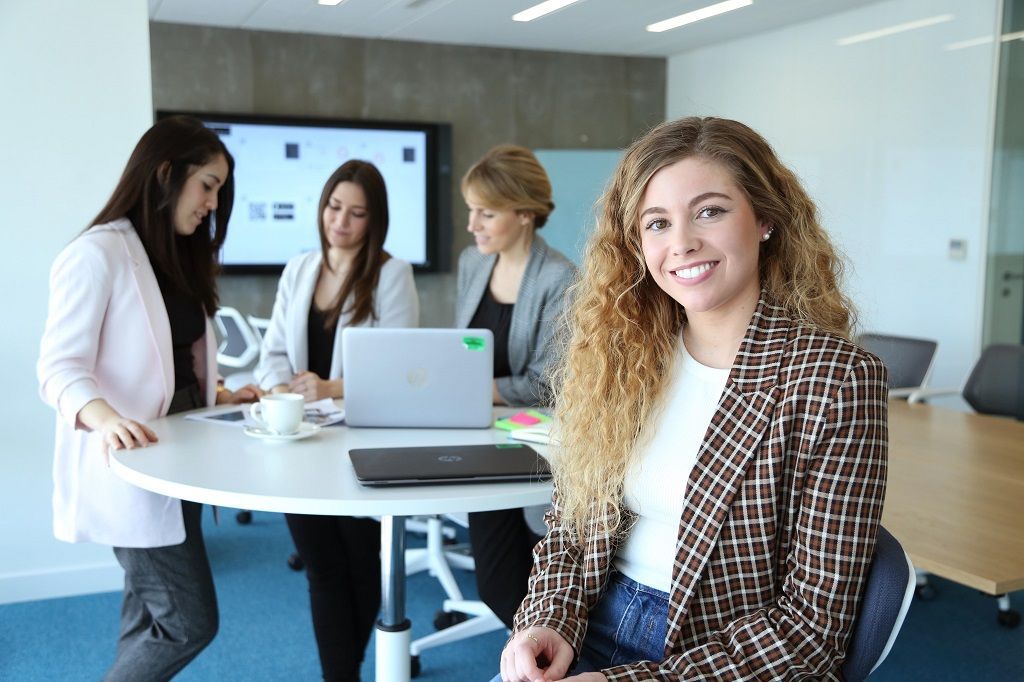 Indra potencia el talento femenino en su 'Hack Day'