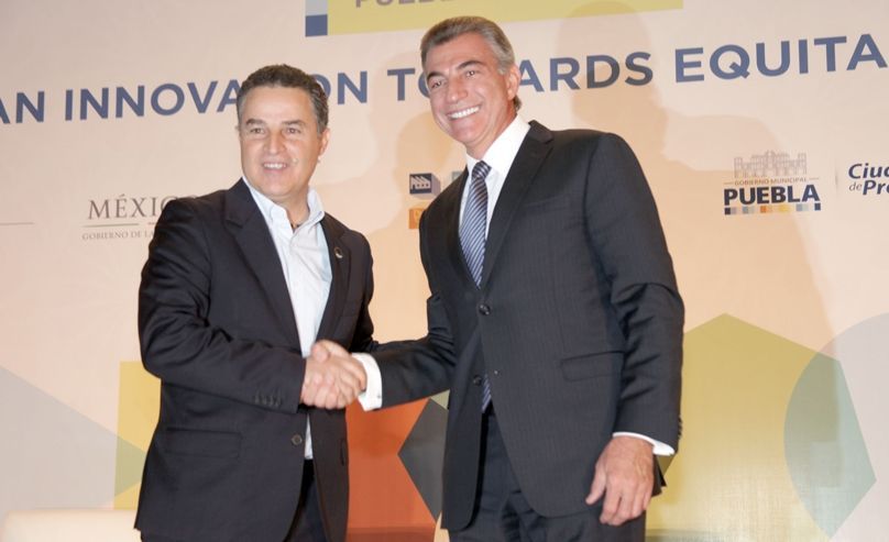 Aníbal Gaviria, ex alcalde de Medellín (izq), y Antonio Gali, presidente municipal de Puebla.