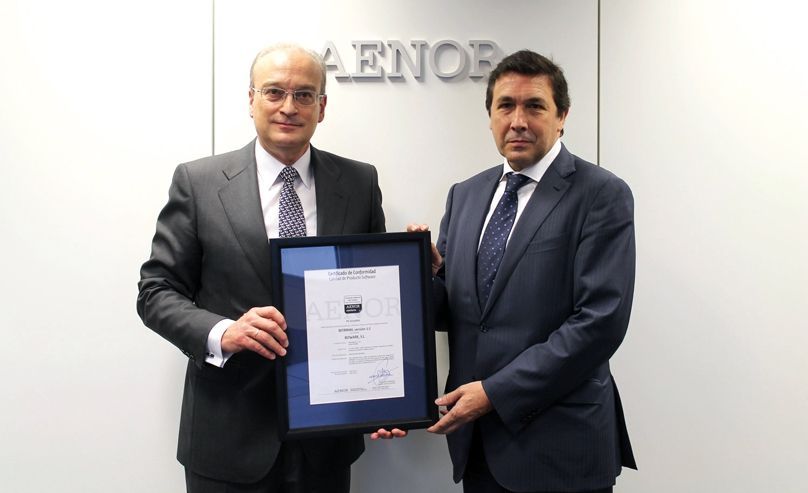 El Director General de Bitware, Luis Montalbán recibió el reconocimiento del Director General de AENOR, Avelino Brito.