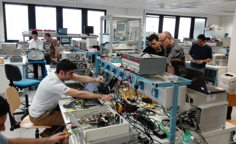 Los investigadores, ultimando los detalles antes de la prueba piloto realizada en Pisa.