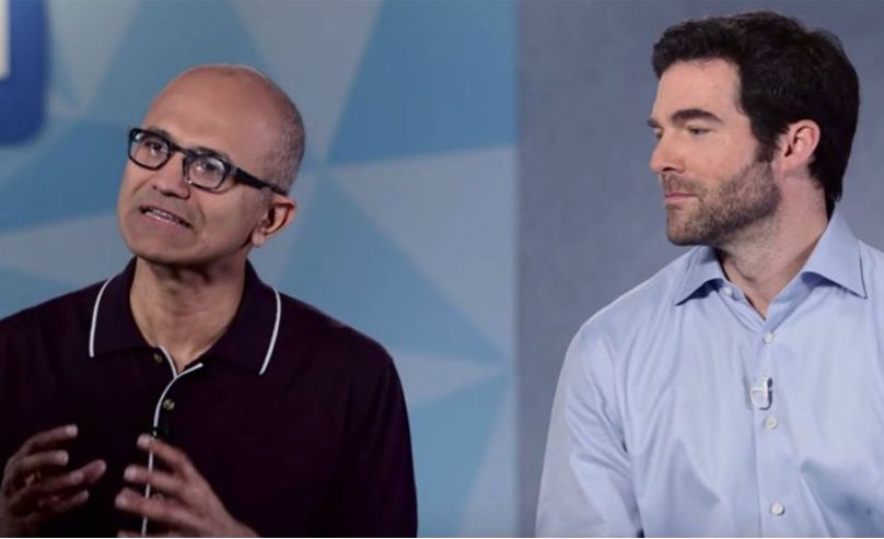 Satya Nadella, CEO de Microsoft,a la izquierda, junto al CEO de LinkedIn, Jeff Weiner.