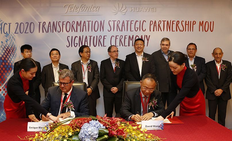 David Wang, por parte de Huawei, y Enrique Blanco, por parte de Telefónica, durante la firma del memorando de entendimiento (MoU) en 2015.