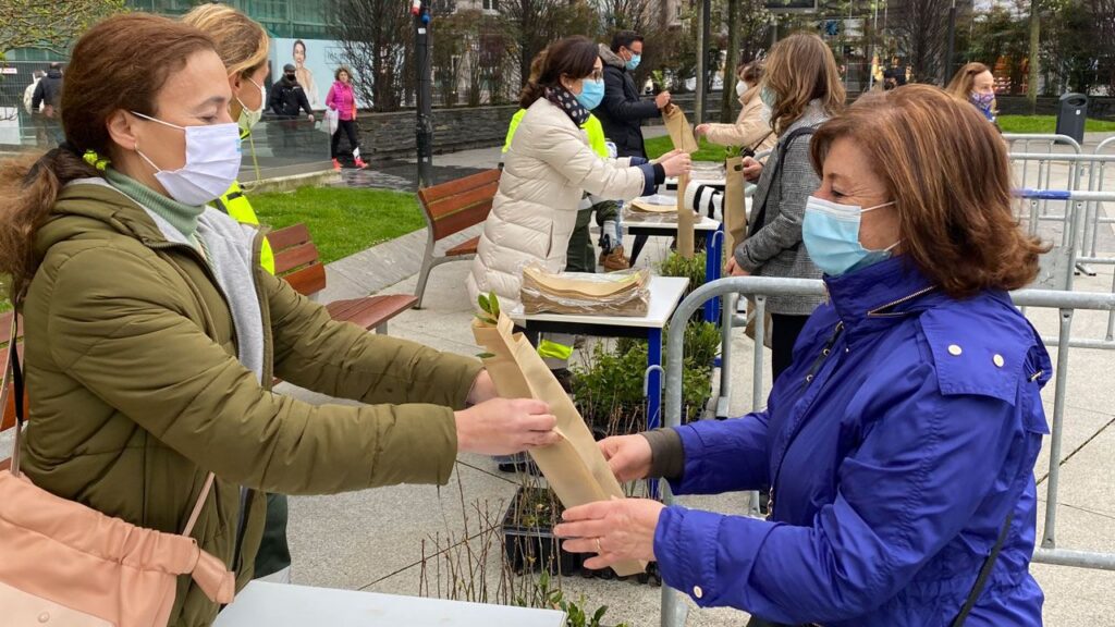 Santander reparte mil árboles entre los vecinos con motivo del Día de los Bosques