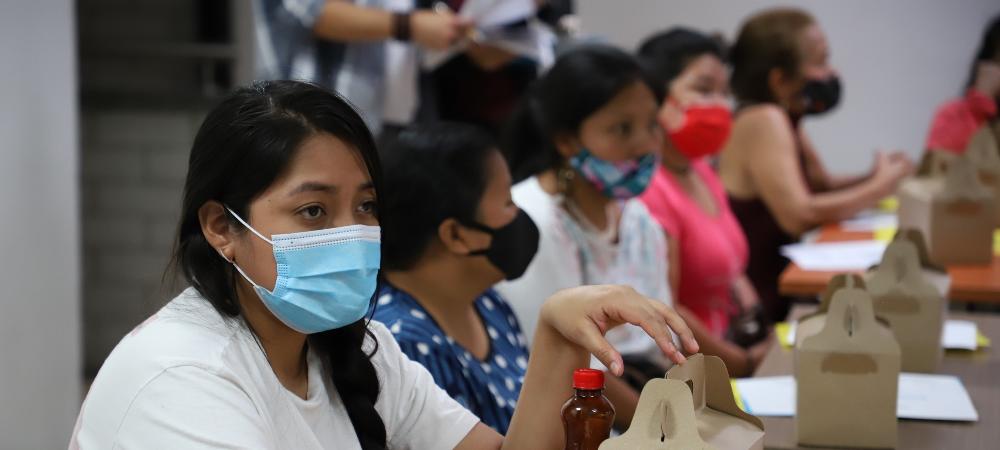 36 emprendimientos de mujeres indígenas y afrodescendientes reciben en Medellín herramientas para fortalecer sus negocios