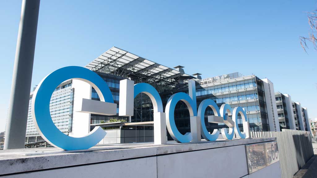 Endesa formaliza con Caixabank su primer préstamo vinculado a emisiones de co2 por 150 millones de euros