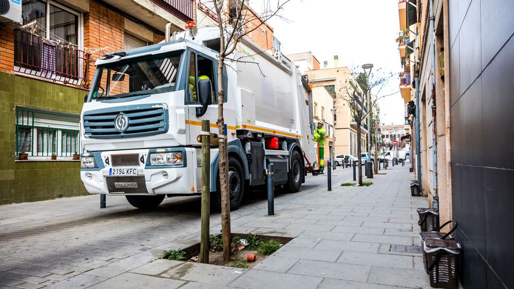 Barcelona implanta el servicio de recogida de residuos puerta a puerta de Urbaser