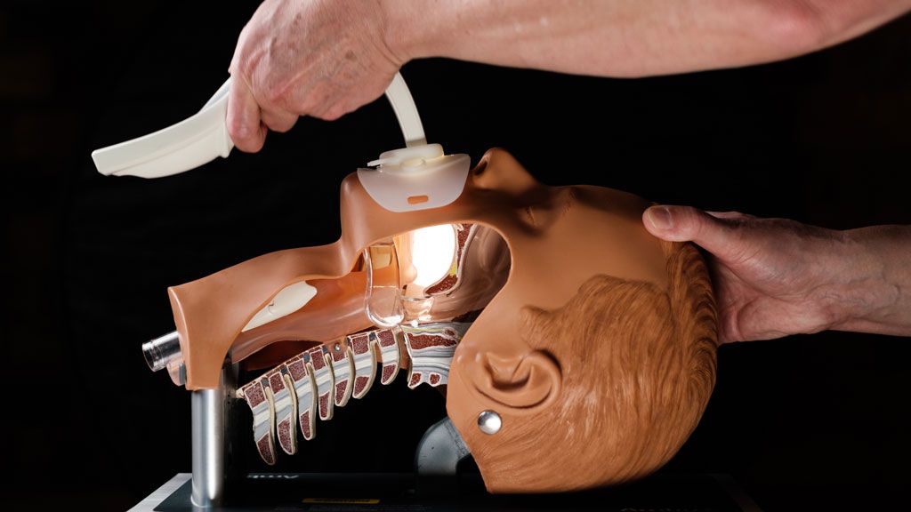 Primer dispositivo para la intubación endotraqueal que protege a médicos de aerosoles y facilita el proceso