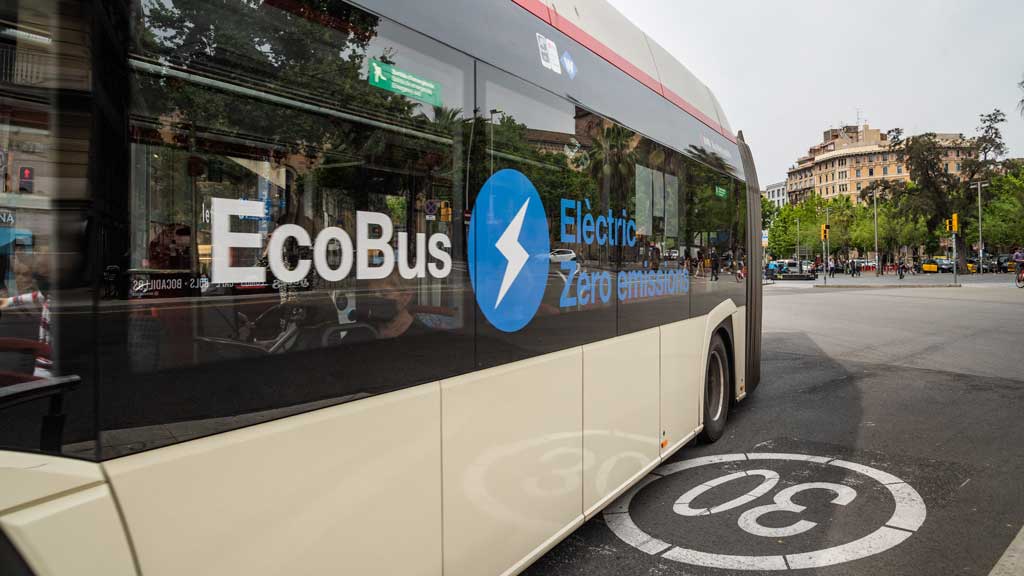 Barcelona avanza en la electrificación de la red de bus con el equipamiento de dos líneas más de alta demanda