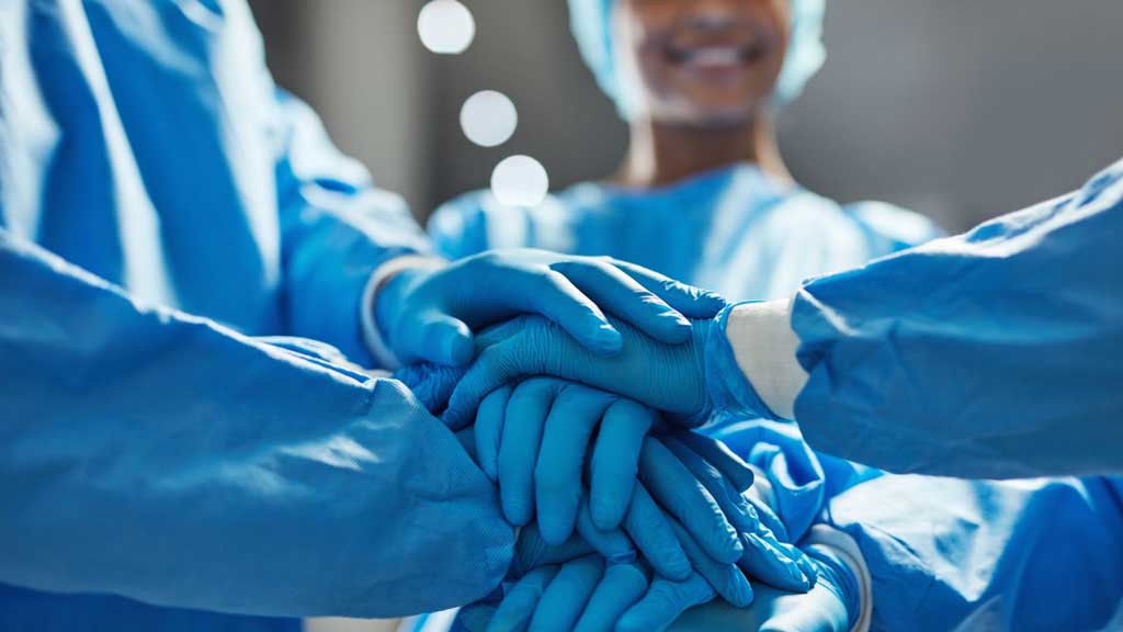 Roche visibiliza la cara más solidaria de los profesionales sanitarios