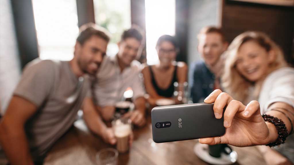 La tecnología impulsa la felicidad de los españoles: el 95% afirma que está detrás de los momentos clave de sus vidas