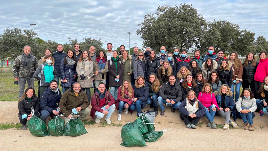 150 empleados de Roche se unen para limpiar los bosques de la Comunidad de Madrid
