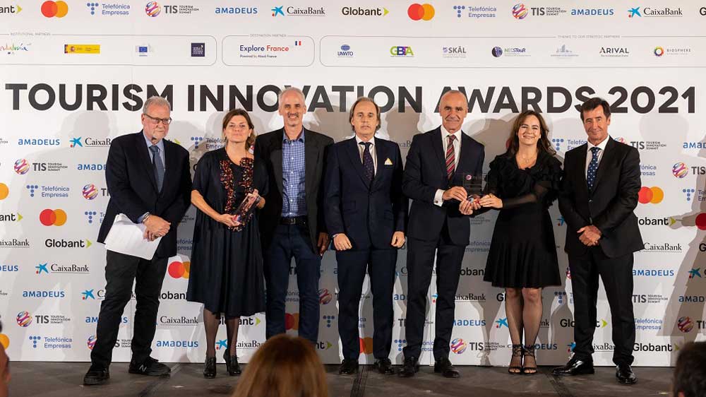 Un camarero humanoide robótico, la gestión hotelera de residuos orgánicos y una iniciativa para personas con problemas de audición, premiados en Sevilla