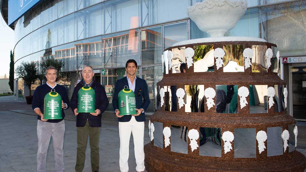 Una escultura de la ‘ensaladera’ hecha con vidrio reciclado homenajea a la Copa Davis como referente en sostenibilidad