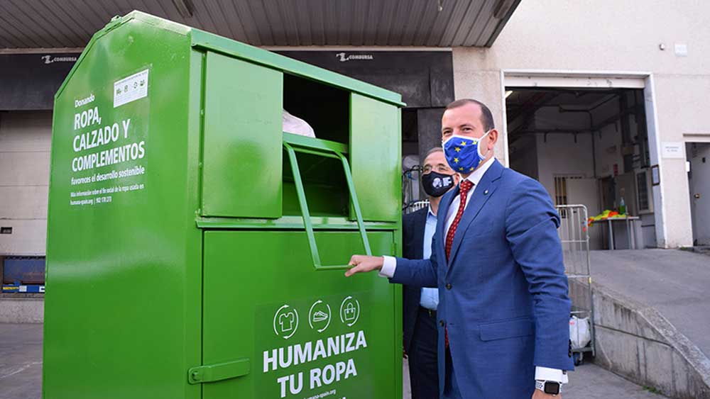 El comisario europeo de Medio Ambiente visita la planta de Humana de preparación para la reutilización del textil