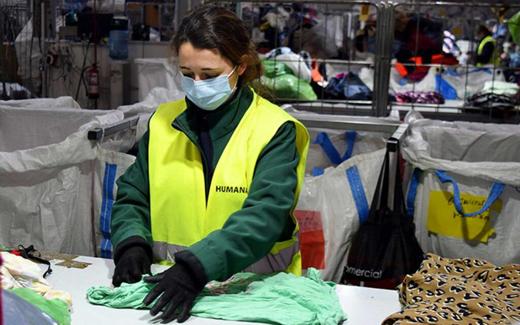 Los contenedores de Humana recuperan 18.300 toneladas de textil usado en España en 2021