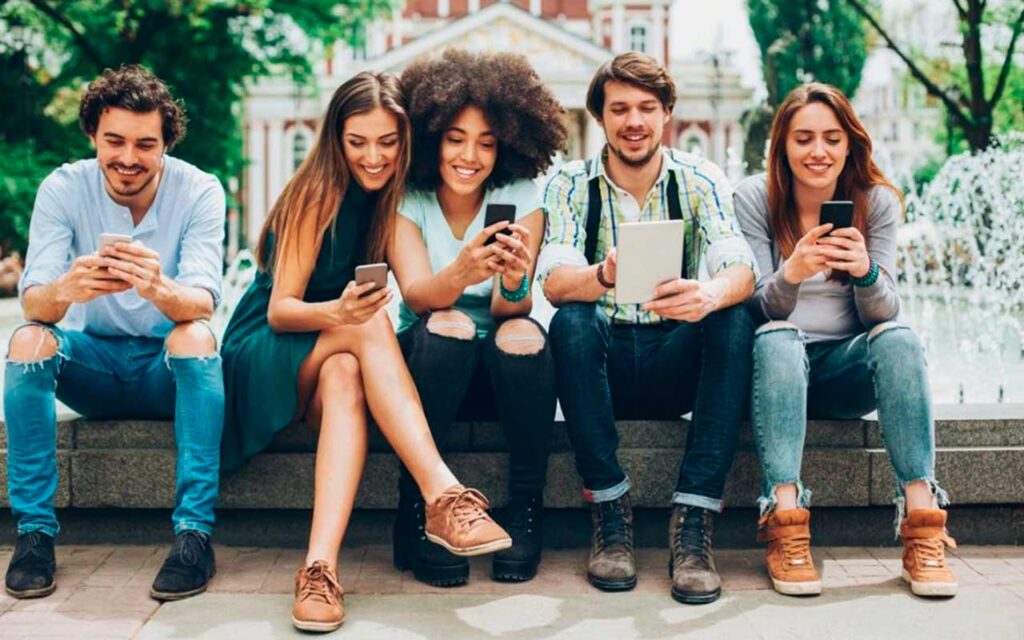 Las mujeres experimentaron casi el 60% de todos los riesgos online que se reportaron en 2021 según el Índice de Civismo Online de Microsoft