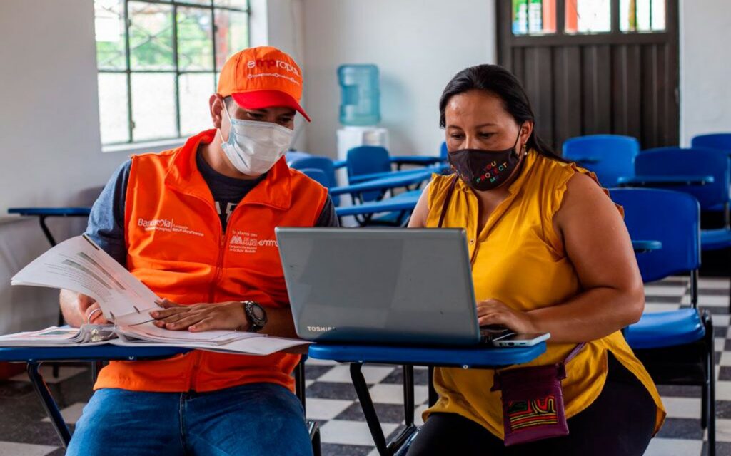 Emprendedores colombianos y venezolanos en vulnerabilidad fortalecen sus habilidades digitales