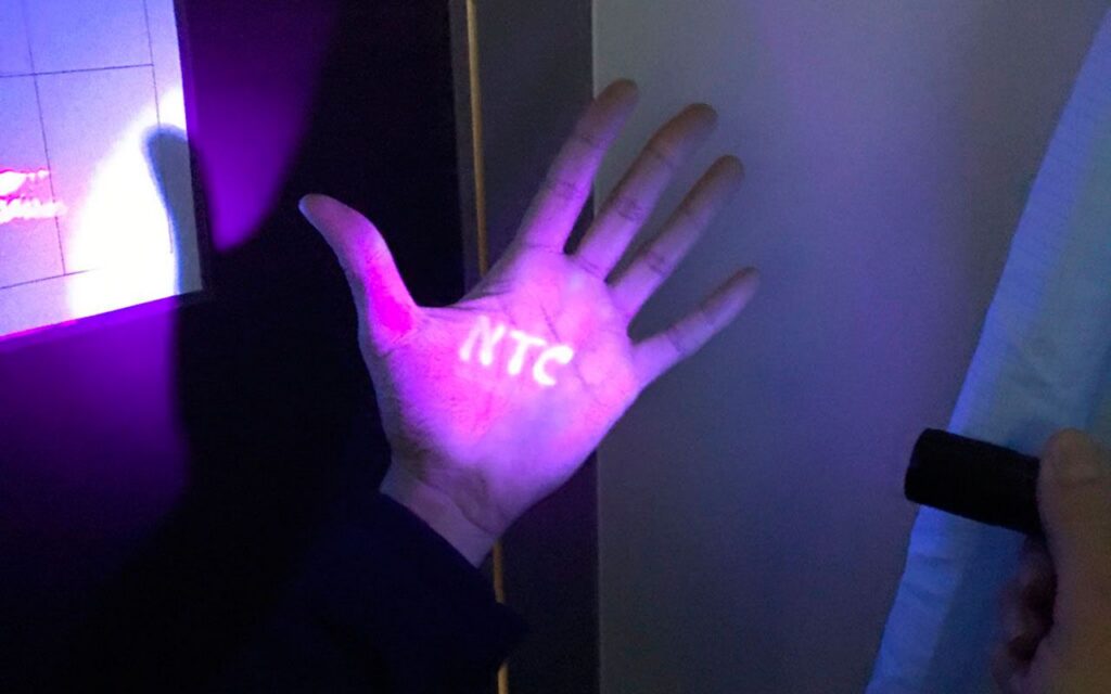 Crean un gel hidroalcohólico luminiscente para higienizar las manos que permite monitorizar la calidad de la desinfección