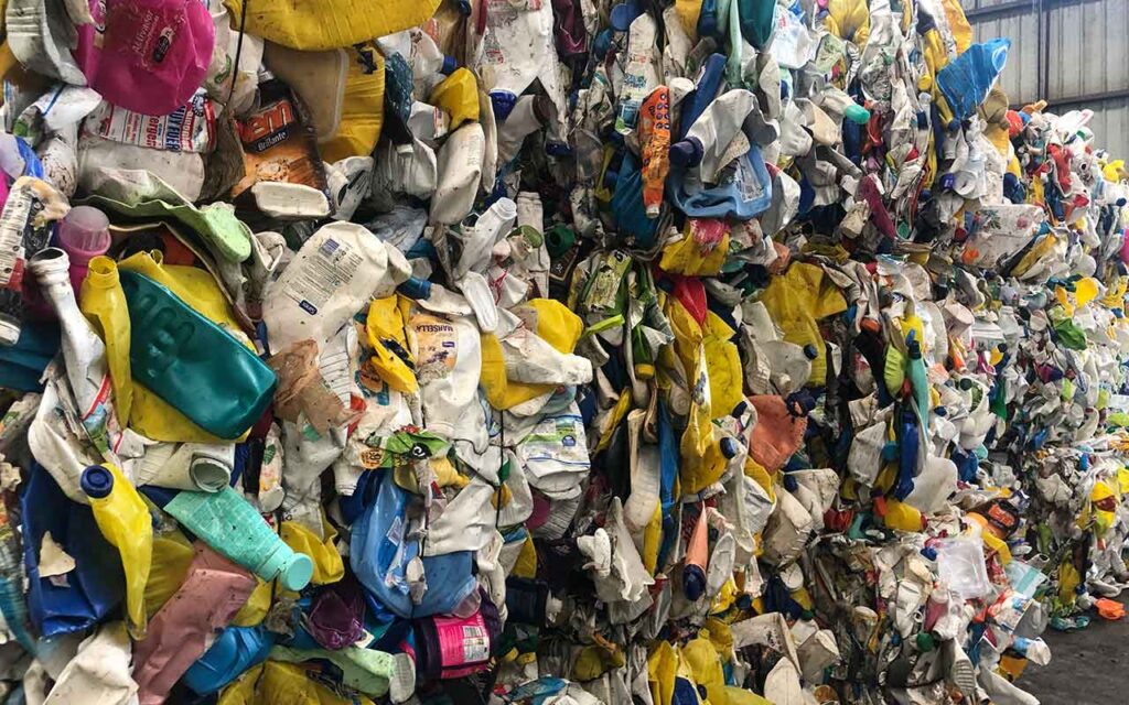 Elisava Research desmiente las cifras oficiales de reciclaje de plástico en España y revela que con el sistema actual es imposible alcanzar el objetivo de la UE
