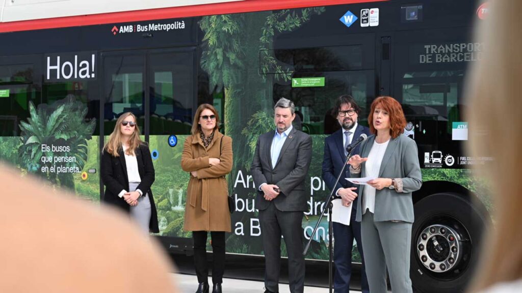 TMB pone en servicio, por primera vez en España, un bus de hidrógeno en una red de transporte público 
