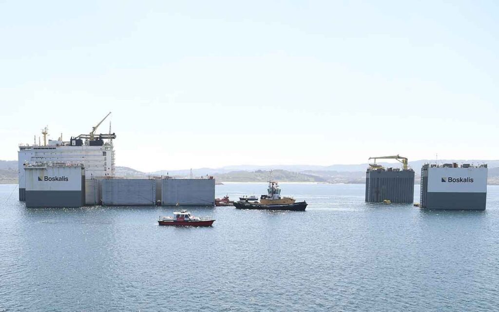 El buque de carga más grande del mundo, Boka-Vanguard, recoge los cajones de hormigón construidos por ACCIONA en A-Coruña