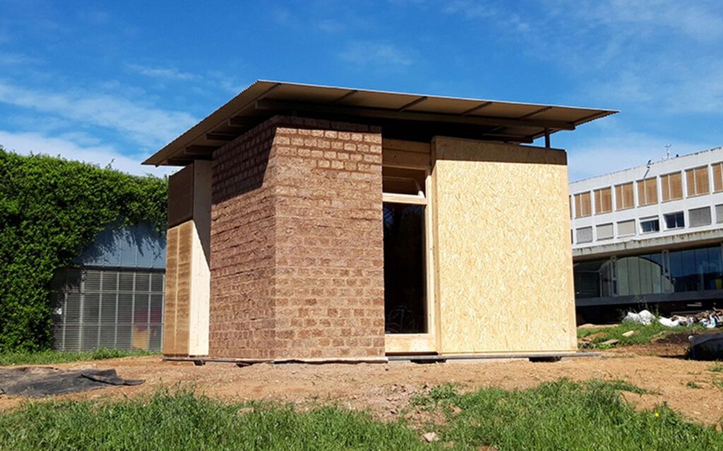 La Escuela de Arquitectura del Vallès presenta un prototipo constructivo hecho de tallos de maíz y girasol