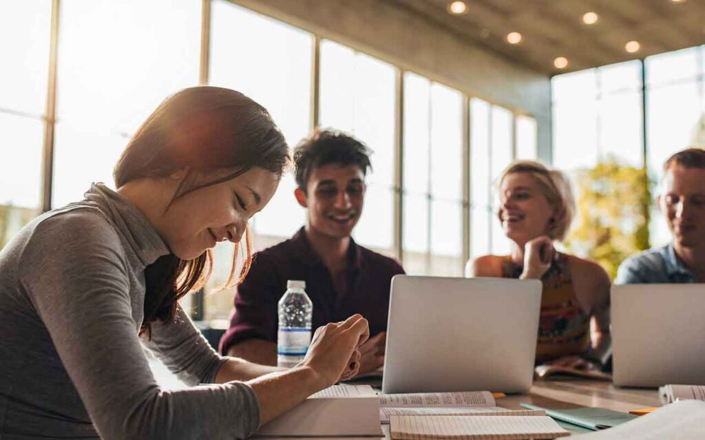 La OMT e IEUniversity se unen con la Universidad Externado (Colombia) y la Universidad de Palermo (Argentina) para la formación online en el sector turístico