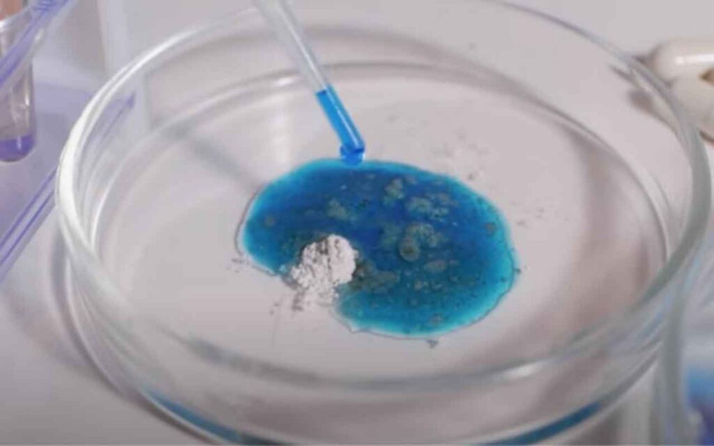 ¿Cómo consigue la química antibióticos a partir de microorganismos?