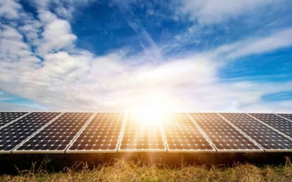 El autoabastecimiento con energía solar permite un ahorro de unos 2.300 euros al año