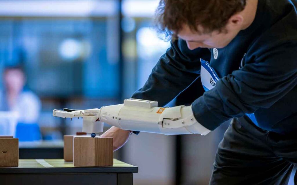 Estudiantes de ingeniería industrial de la UPC crean un brazo robótico funcional con impresión 3D