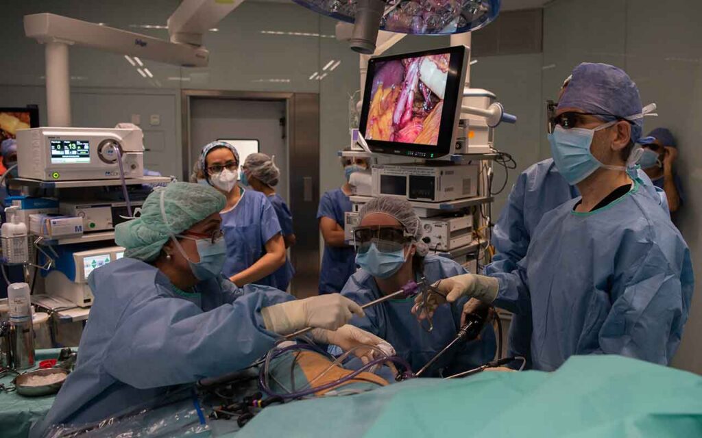 El Clínic, primer hospital de España en utilizar con éxito una nueva técnica para la cirugía de piedras en el riñón 