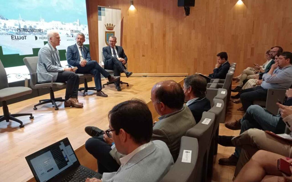 El alcalde de Rota, junto al presidente de la RECI y de la Red DTI, en el IV Comité Técnico de la RECI