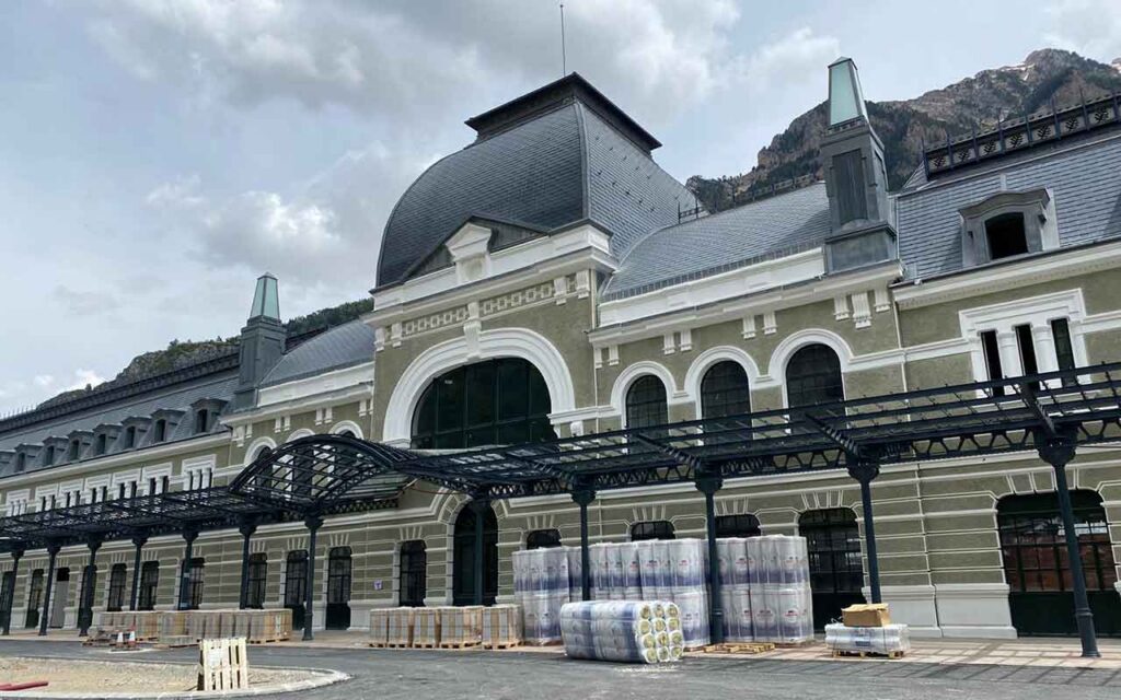 45.000 m2 de aislamientos URSA en la nueva estación de Canfranc, reconvertida en hotel de lujo