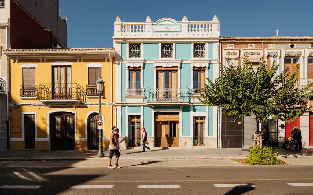 El Ayuntamiento de València impulsará el plan de ImpactE para diseñar una comunidad energética con pérgolas fotovoltaicas en Poblats Marítims  