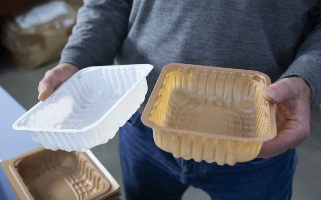 Cáscaras de almendras y suero de queso para producir envases biodegradables y sostenibles