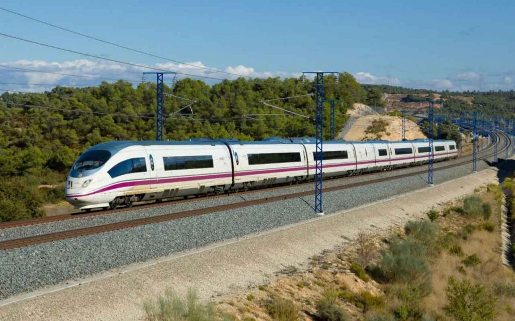 Renfe ofrece 580.000 plazas en trenes AVE y de Larga Distancia para la operación retorno, un 31% más que el pasado año